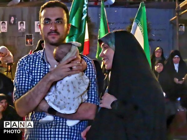 میدان انقلاب؛ جغرافیای همدلی در سایه سار نام میهن