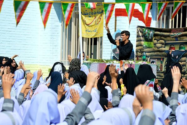 حضور پیکر شهید دانش‌آموز زینت بخش مدارس نجف‌آباد 