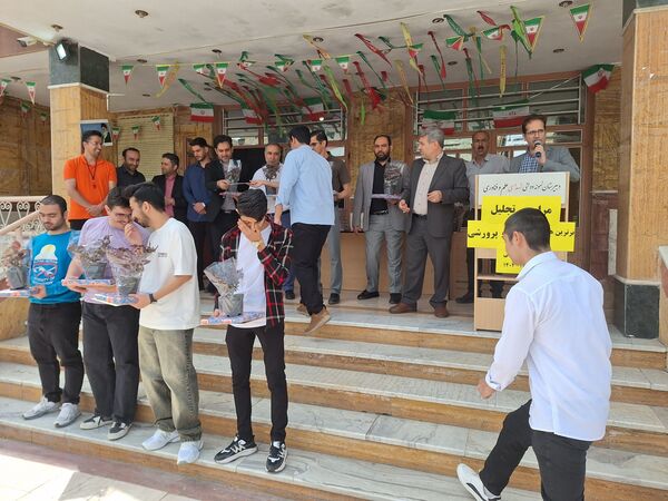 مراسم تجلیل از دانش آموزان برتر در بهارستان‌۲