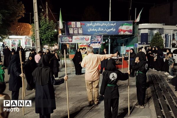 حضور پرشور دانش‌آموزان دبیرستان امام علی(ع) متوسطه اول در غرفه شهدای دانش‌آموز ورامین
