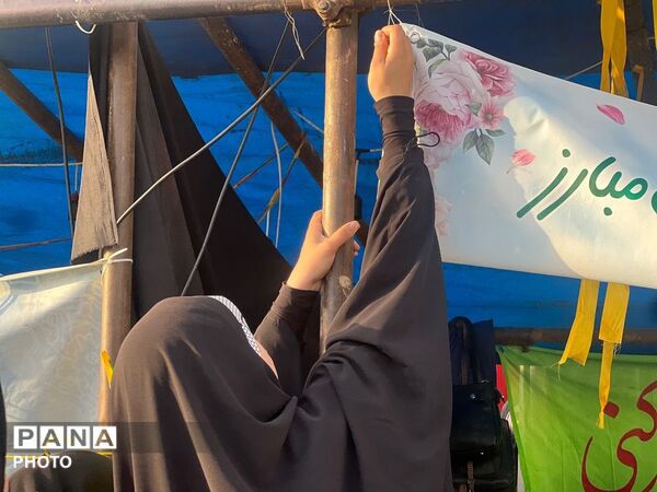 دخترانِ انقلابی پای پرچم ایستاده‌اند