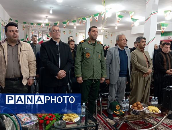 نواختن زنگ انقلاب در مدرسه قادر خانزاده شهرستان بانه