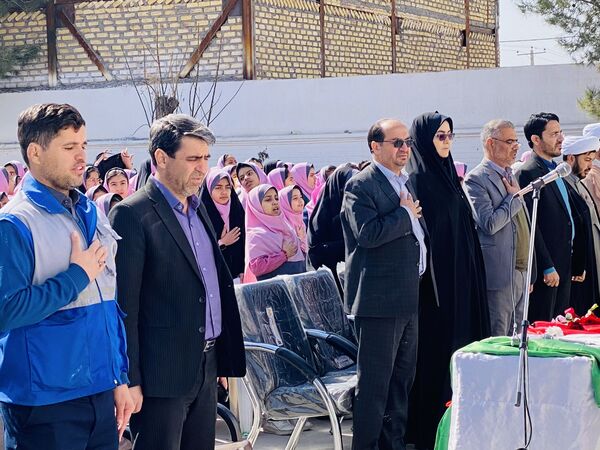 نواختن زنگ جشن نیکوکاری در دبستان زینب قهرمانی مه ولات
