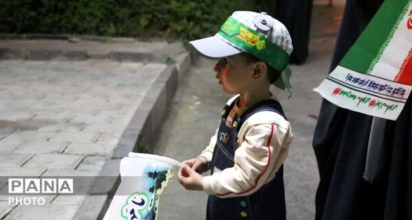 الله اکبر و پرچم ایران؛ نماد مقاومت نوجوانان همدانی در تجمعات شبانه