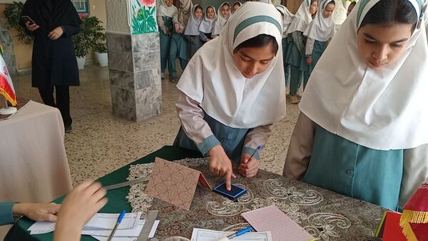 تمرین مردم سالاری در دبستان لطیفه، دانش‌آموزان پای صندوق‌های رأی رفتند