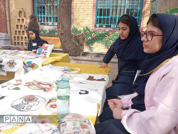 بازارچه کسب و کار دانش آموزی در دبیرستان افشار نژاد ناحیه پنج مشهد