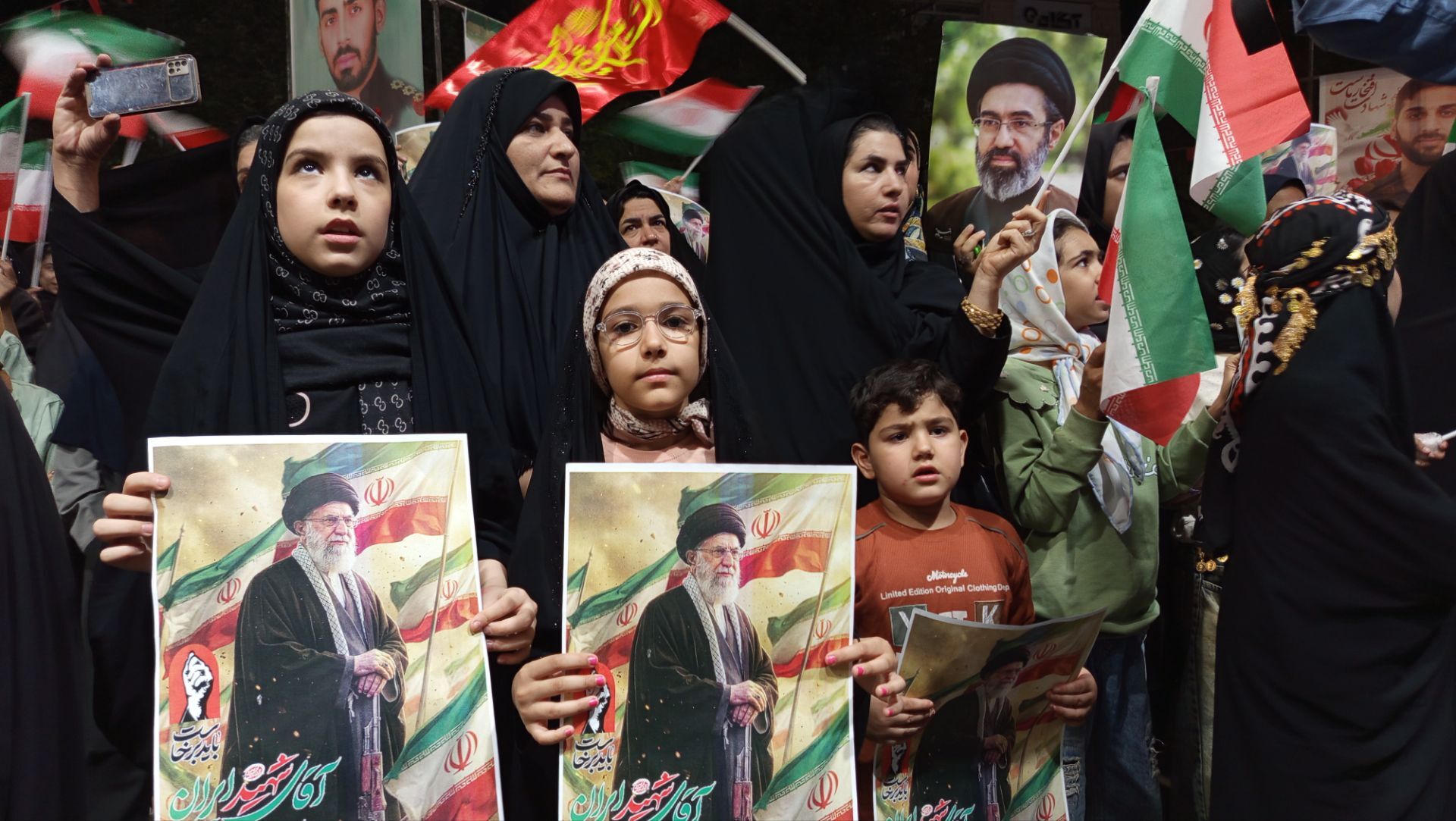 همنوایی فرهنگیان ناحیه یک در آیین وداع و تشییع رهبر در خیابان انقلاب