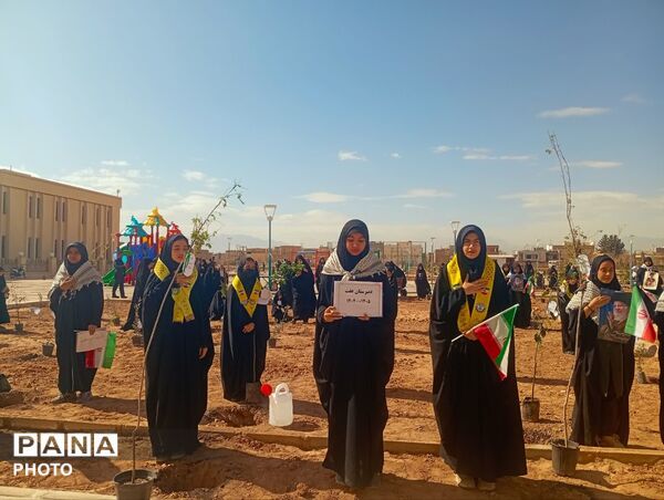 دانش‌آموزان دبیرستان عفت در کاشت ۱۰۰۰ درخت شریک شدند