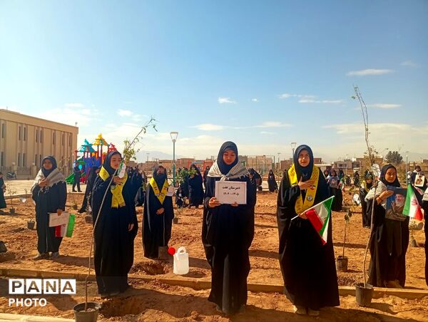 دانش‌آموزان دبیرستان عفت در کاشت ۱۰۰۰ درخت شریک شدند