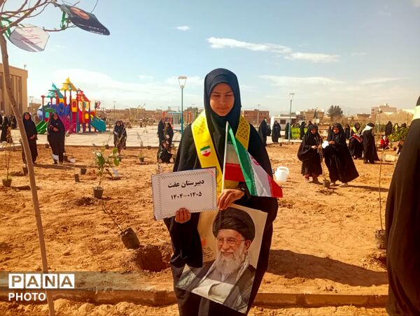 دانش‌آموزان دبیرستان عفت در کاشت ۱۰۰۰ درخت شریک شدند