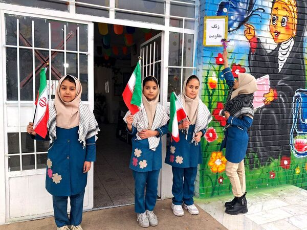 نواختن زنگ مقاومت در دبستان سمیه