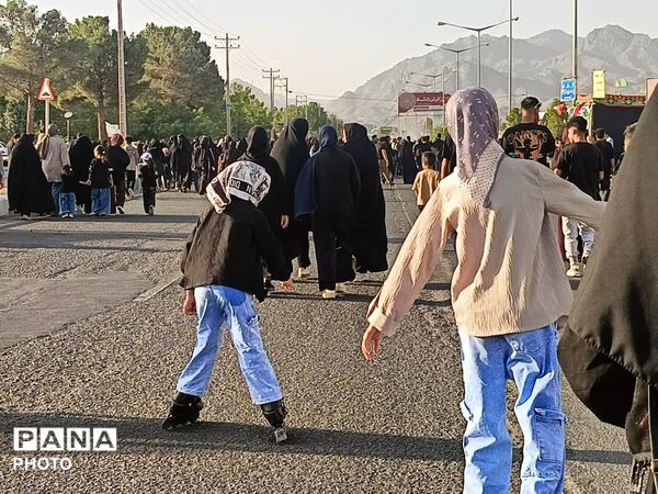 مشقِ عشق با پاهای کوچک روایت زائران خردسال کاشمر