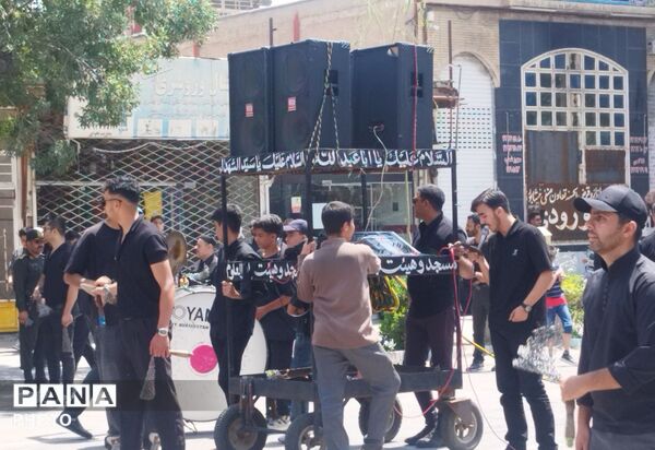 خیابان امام در روز تاسوعای حسینی حال و هوای دیگری میدهد 