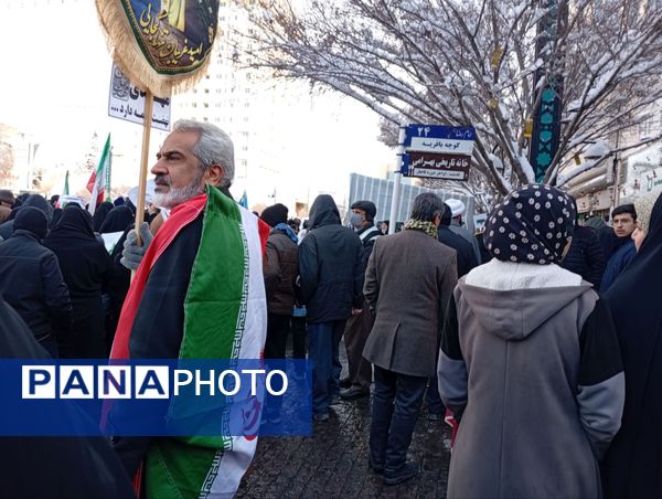 راهپیمایی ۲۲ بهمن در مشهد با حضور فرمانده واحدهای حوزه ۱۹ بسیج دانش‌آموزی منطقه تبادکان