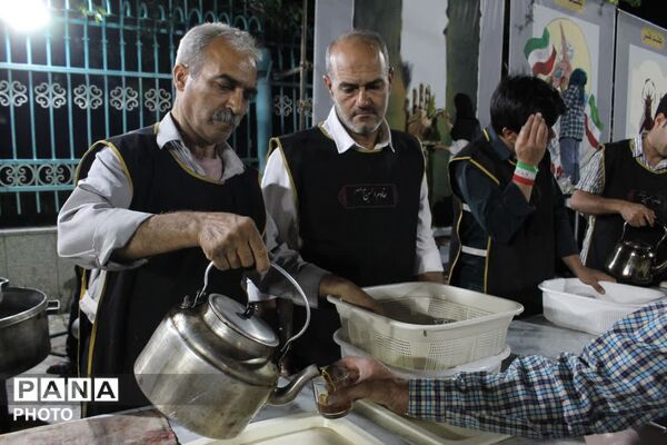 تجدید میثاق هنرمندان یزدی با آرمان‌های انقلاب در میدان امام حسین (ع)