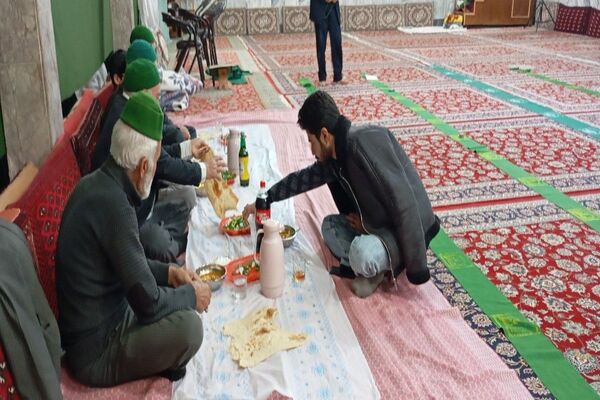 آخرین روز از اعتکاف دانش آموزی انس با خدا  در مسجد جامع شهر بار نیشابور