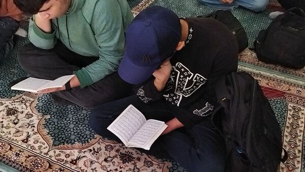 زیارت عاشورا  با یاد شهدای غزه در دبیرستان شاهد ابوذر غفاری 