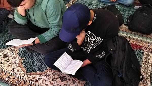 زیارت عاشورا  با یاد شهدای غزه در دبیرستان شاهد ابوذر غفاری 