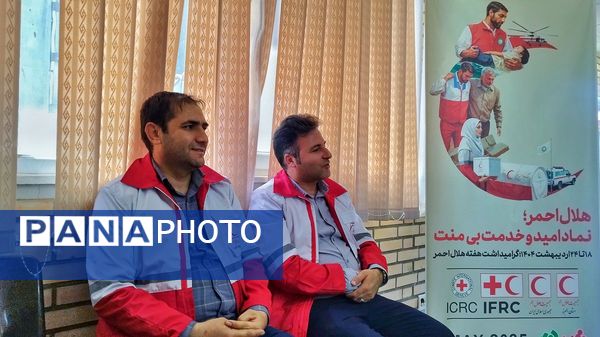 غبارروبی گلزار شهدا به‌مناسبت هفته هلال احمر در اشتهارد