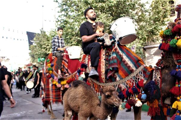 حضور پرشور کودکان قمی در دسته‌های عزاداری روز تاسوعا 