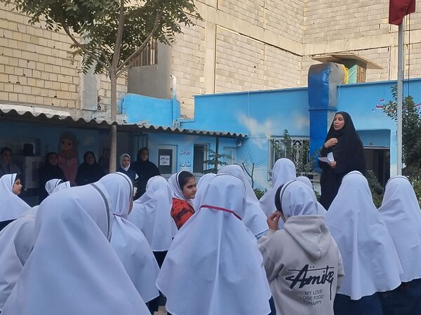 حضور مامور نیروی انتظامی در مدرسه و گفتگوی صمیمی با دانش آموزان و آگاهی بخشی درمورد مسائل امنیتی 