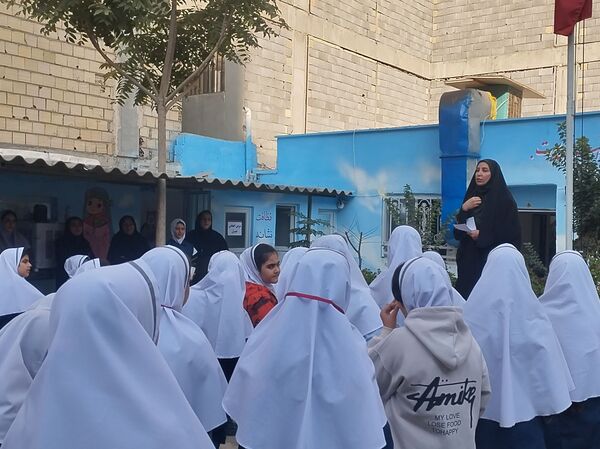 حضور مامور نیروی انتظامی در مدرسه و گفتگوی صمیمی با دانش آموزان و آگاهی بخشی درمورد مسائل امنیتی 