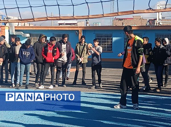 دومین روز از مسابقات گروهی والیبال در دبیرستان شاهد ابوذر گروهی