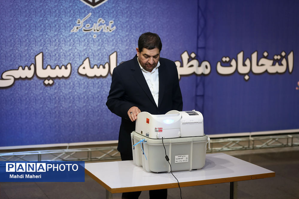 مخبر با حضور در ستاد انتخابات کشور رأی خود را به صندوق انداخت