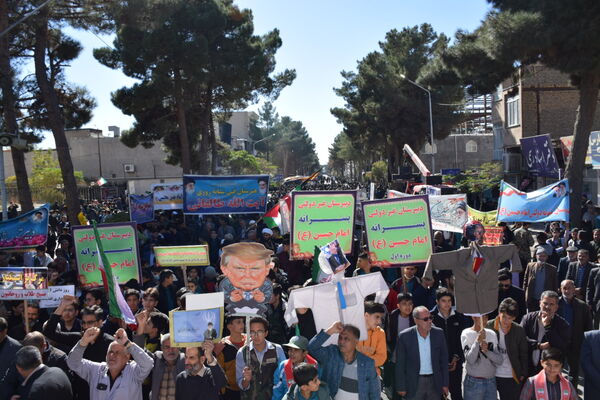 حماسه حضور نوجوانان تربت‌حیدریه در روز دانش‌آموز