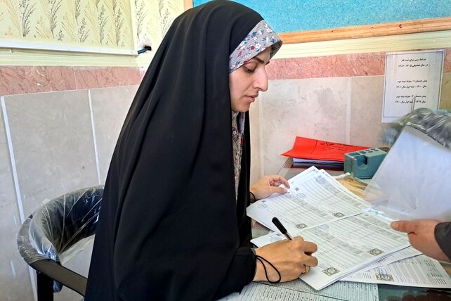 تحویل کارنامه دانش‌آموزان در مدرسه سید میرزایی