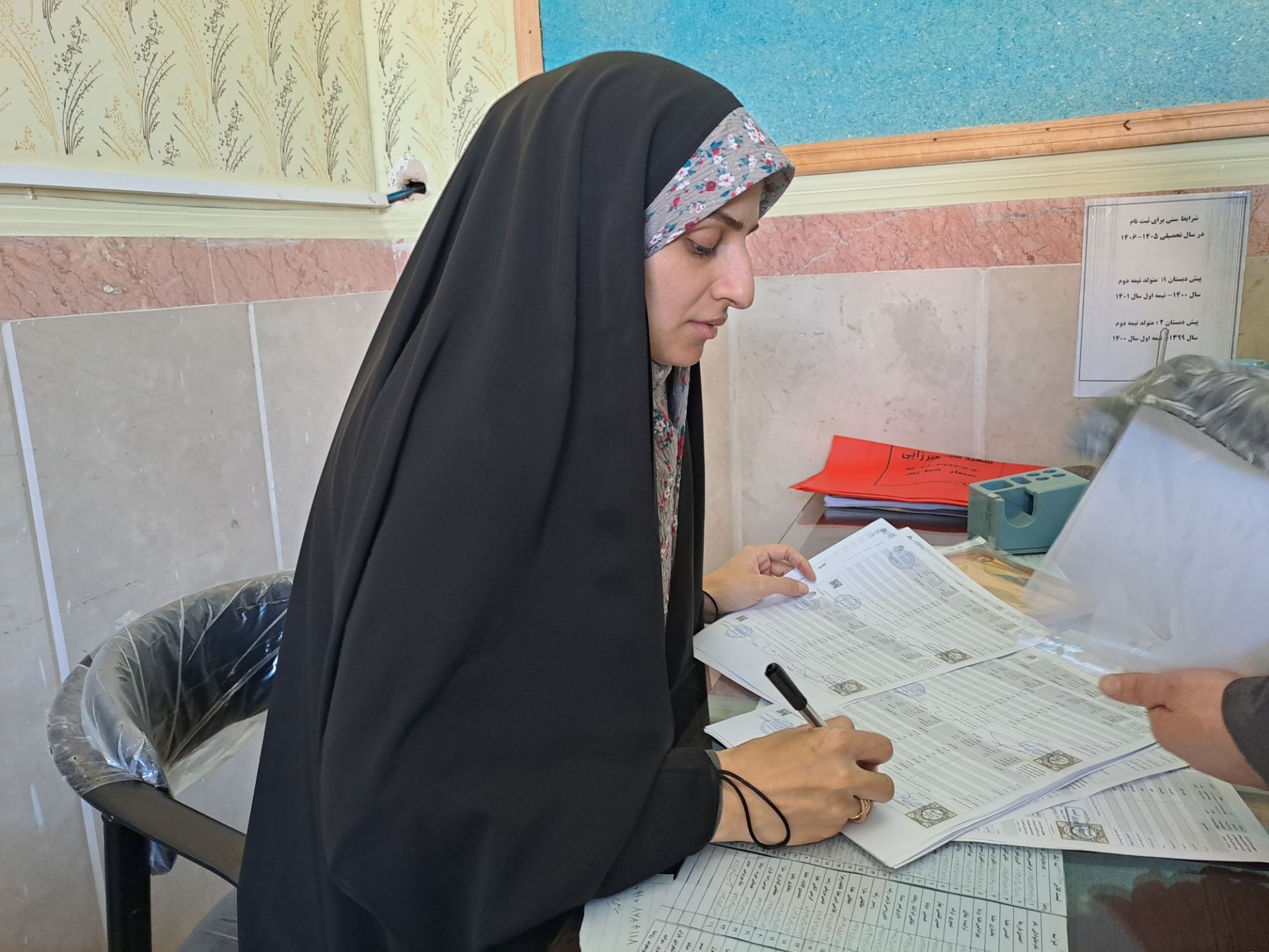تحویل کارنامه دانش‌آموزان در مدرسه سید میرزایی