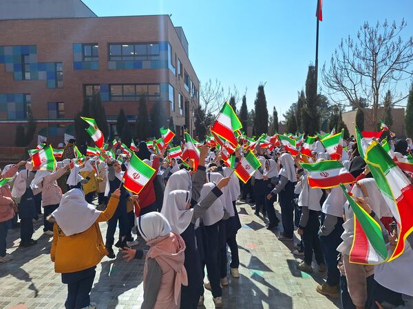 نواخته شدن زنگ انقلاب اسلامی توسط استاندار اصفهان