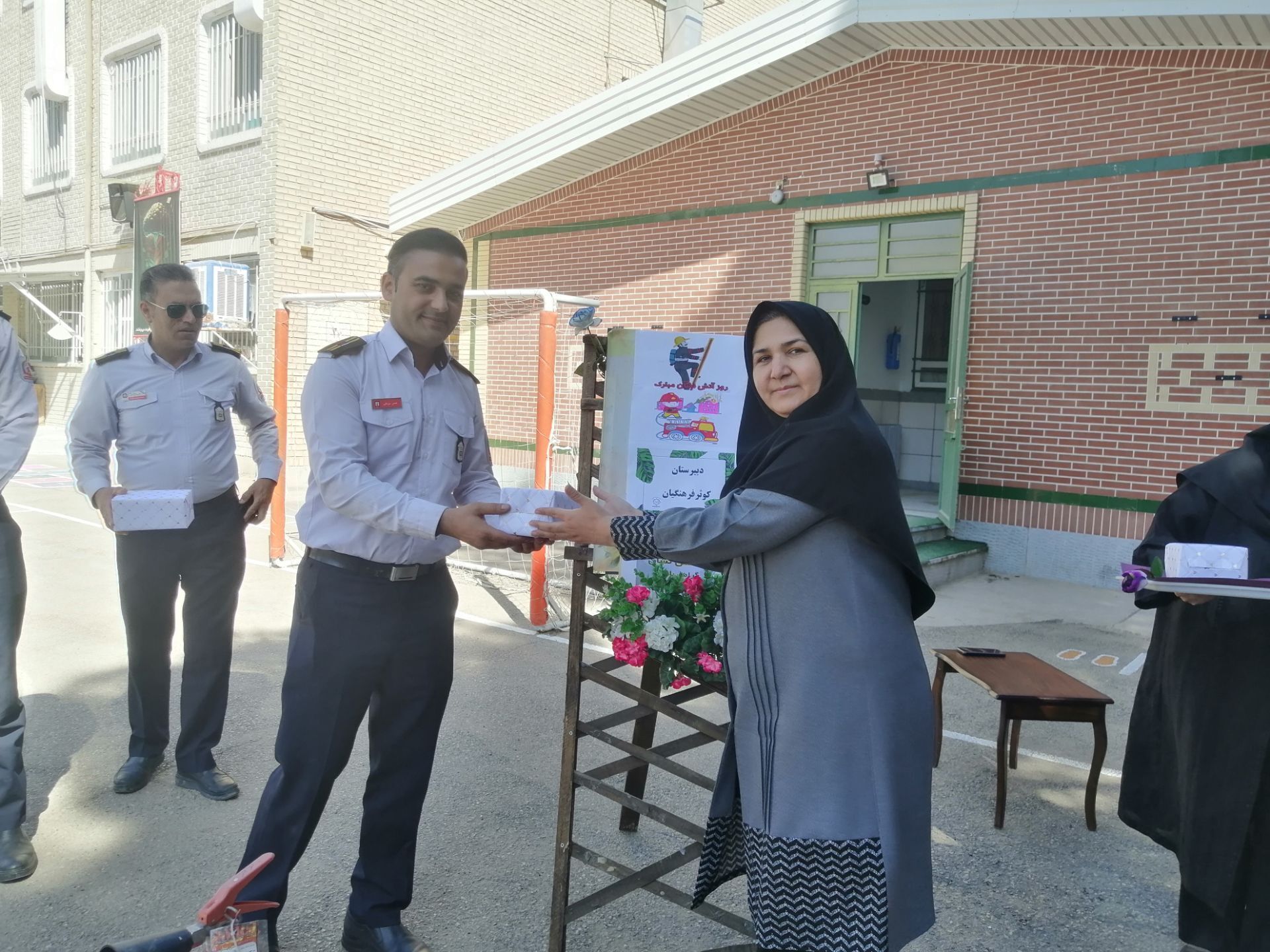 بزرگداشت روز آتش و ایمنی در دبیرستان کوثر فرهنگیان 