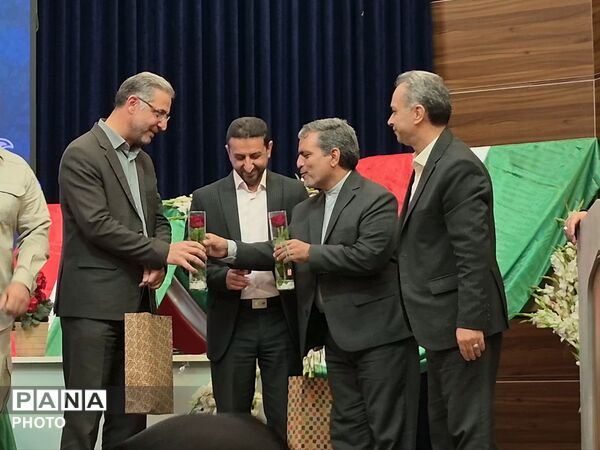 برگزاری آیین تجلیل از مقام شامخ معلم در منطقه ۱۵