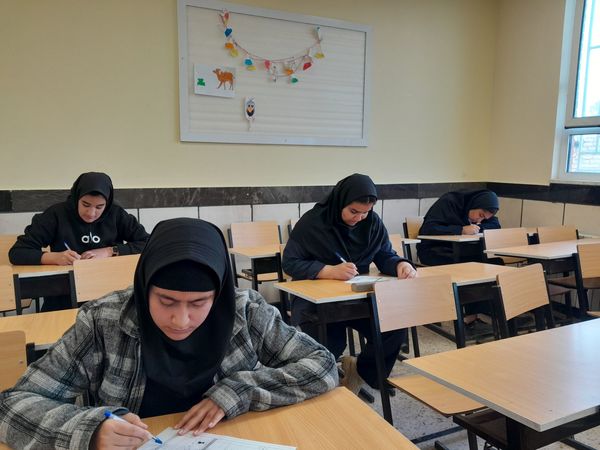 امتحانات نوبت اول در دبیرستان مادرمهربان خلیل آباد