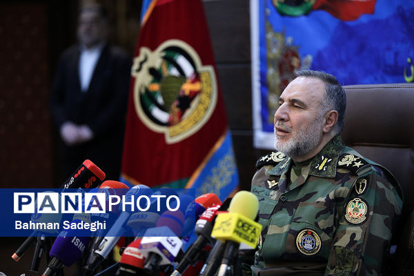 نشست خبری فرمانده نزاجا به مناسبت روز ارتش