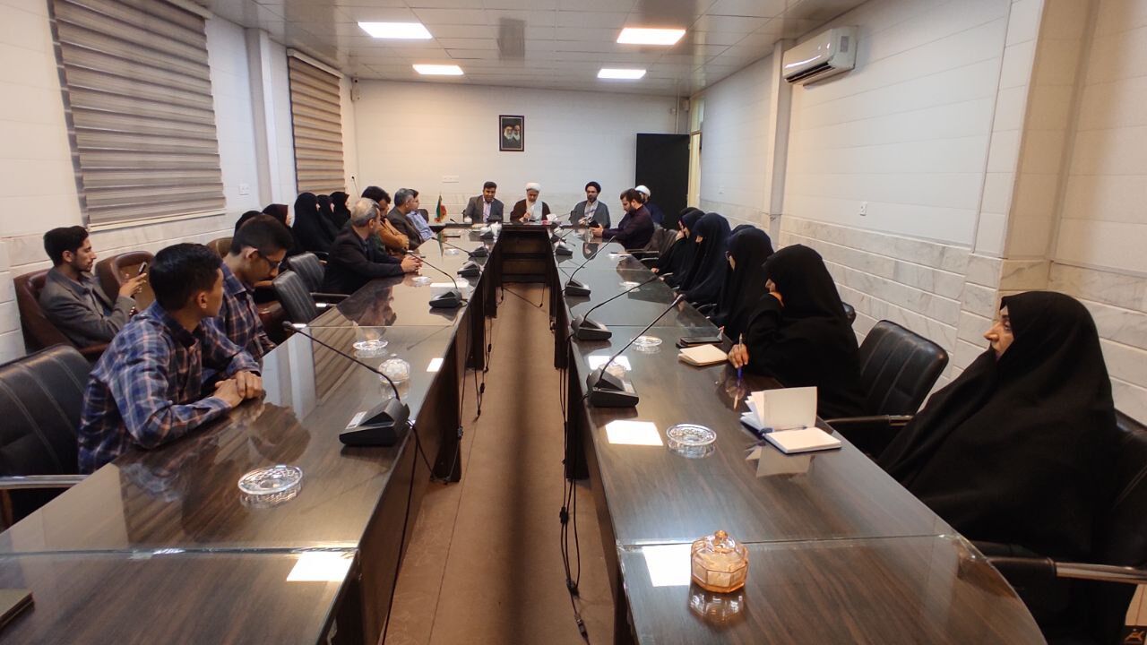 دیدار کادر آموزشی مدارس و دانش‌آموزان با امام جمعه شهرستان ساوه