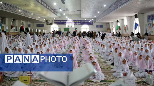 حضور پرشور مکلفین در مصلی بزرگ امام خامنه‌ای(مدظله العالی) با حضور بیش از ۱۰۰۰ هزار دانش‌آموز شهرستان