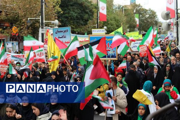 حضور دانش‌آموزان زنجانی در راهپیمایی روز ۱۳ آبان 