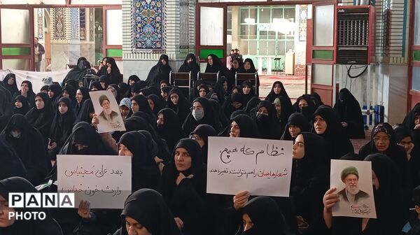 تجدید بیعت مردم بن با سومین رهبر انقلاب اسلامی در آیین گرامیداشت شهدای وطن