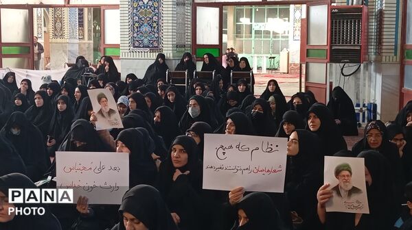 تجدید بیعت مردم بن با سومین رهبر انقلاب اسلامی در آیین گرامیداشت شهدای وطن