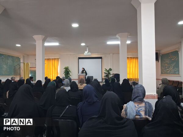 همگامی مدرسه و خانواده در کارگاه آموشی دبیرستان نمونه وکیلی ۱۰