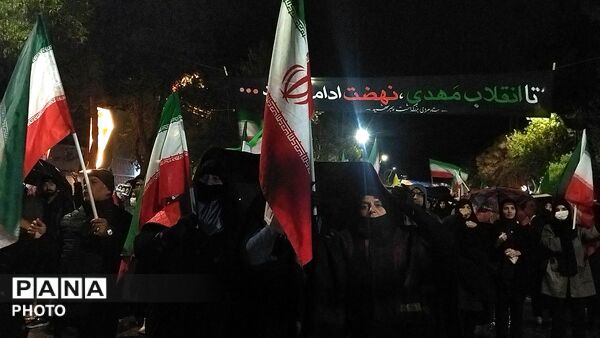 حضور وطن دوستان  نیشابوری زیر باران رحمت در سی و هشتمین شب از اجتماعات مردمی 