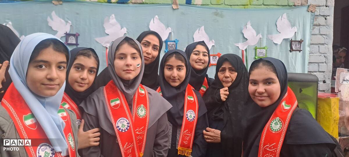 برپایی موکب مدرسه ناصربخت ناحیه 4 کرج در خصوص شهدای دانش‌آموز میناب و ولادت امام رضا(ع)