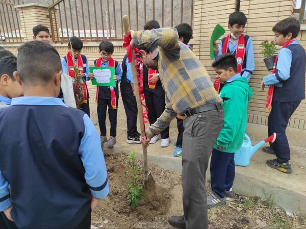 مراسم نمادین کاشت نهال در حاجی‌آباد 