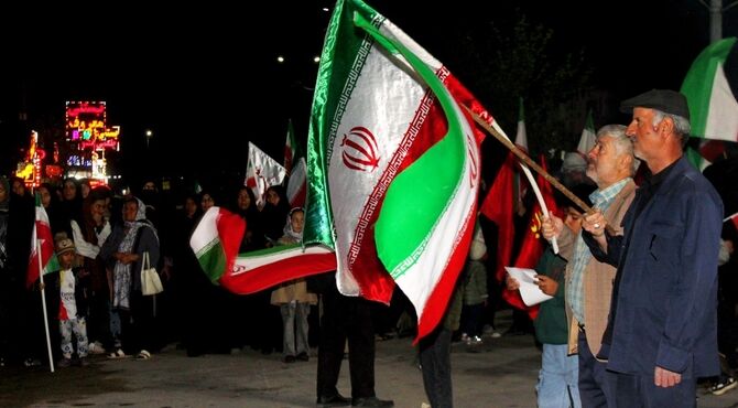 چترود صحنه اجتماع مردمی در روز جمهوری اسلامی