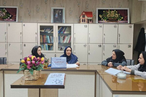 اجرای طرح «لاله‌های روشن» در دبیرستان هیات امنایی فرزانگان با هدف ترویج فرهنگ ایثار
