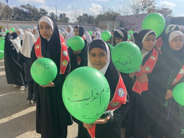 همبستگی نسل امروز با آرمان‌های انقلاب در راهپیمایی ۱۳ آبان باخرز