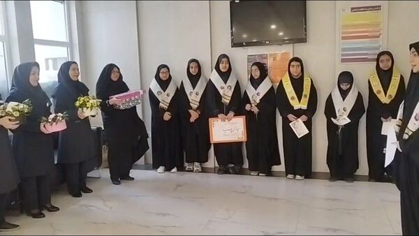 قدردانی  دختران پیشتاز دبیرستان شاهد تکتم از فرشتگان سفیدپوش بیمارستان ۱۷شهریور مشهد