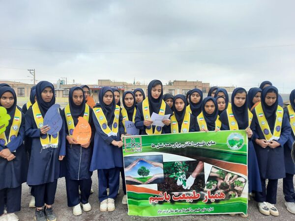 در هفته درختکاری دبیرستان دخترانه فدک تربت جام سرسبزتر شد